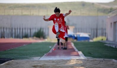 Down sendromlu özel sporculardan ritmik hareketler