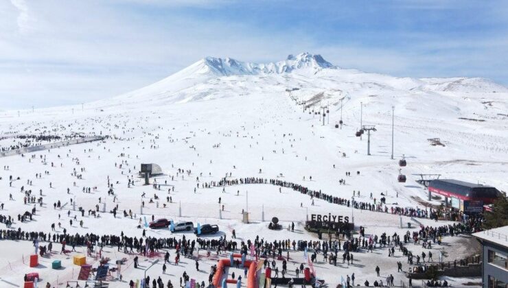 Erciyes’te turist yoğunluğu: Hafta sonu 125 bin kişiyi ağırladı