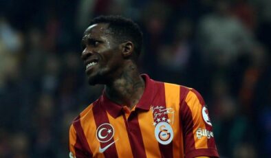 Galatasaray taraftarı, oyundan çıkan Wilfried Zaha’yı ıslıkladı