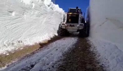 Hakkari Yüksekova’da 7 metrelik kar tünellerinde çalışmalar sürüyor