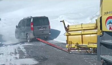 Hakkari’de kar yağışı etkili oldu: Araçta mahsur kalan 2 kişi kurtarıldı