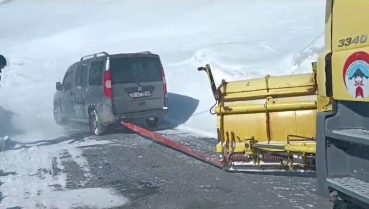 Hakkari’de kar yağışı etkili oldu: Araçta mahsur kalan 2 kişi kurtarıldı