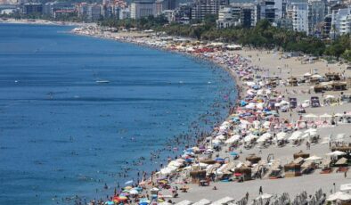 Antalya’da güneşi görenler sahile akın etti