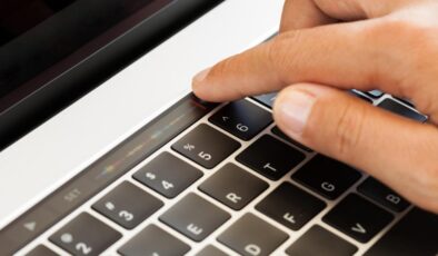 Apple, iPhone’un yan kısmına Touch Bar benzeri ikinci bir ekran ekleyebilir