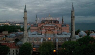 Ayasofya Camii’ne ‘La İlahe İllallah’ mahyası asıldı