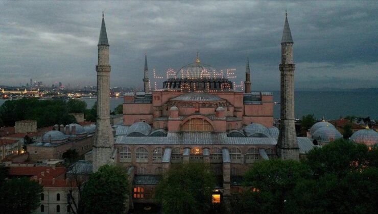 Ayasofya Camii’ne ‘La İlahe İllallah’ mahyası asıldı