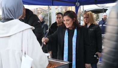 Aydın Büyükşehir Belediyesi, Ramazan ayı boyunca kurduğu geleneksel iftar sofralarıyla vatandaşları bir araya getirmeye devam ediyor