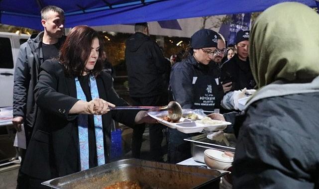 Aydın Büyükşehir Belediyesi tarafından kurulan iftar sofraları binlerce Aydınlıyı bir araya getirmeye devam ediyor