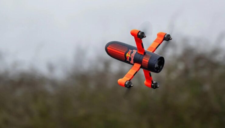 Dünyanın en hızlı kameralı drone’unu, F1 şampiyonu Max Verstappen ile yarışırken izleyin