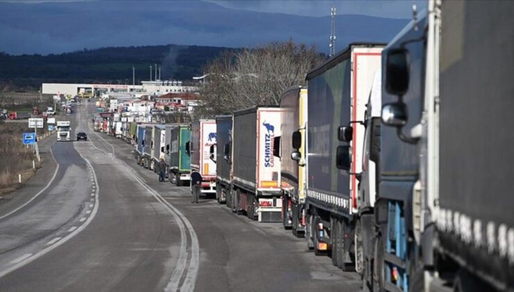 Edirne Hamzabeyli sınır kapısında 15 kilometrelik tır kuyruğu oluştu