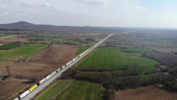 Edirne’de sınır kapılarında yoğunluk! Tır kuyrukları kilometrelerce uzadı