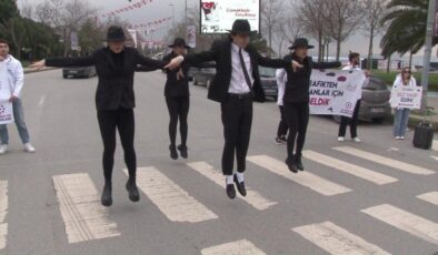 Kadıköy trafiğinde ‘moonwalk’ dansı: Strres topu dağıttılar