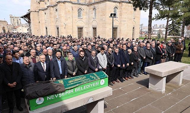 Nevşehir Belediye Başkanı Dr. Mehmet Savran, hafta sonu hayatını kaybeden iş insanı Necmi Cantekin’in cenaze törenine katıldı