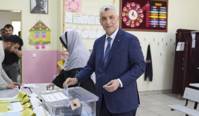 Ticaret Bakanı Ömer Bolat sandık başında: İstanbul’da oyunu kullandı