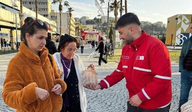 Türk Kızılay Konak Şubesinden İftar Kumanya Dağıtımı