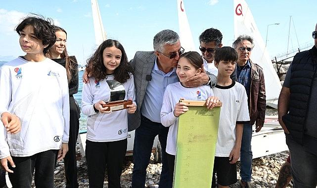 Yat Yelken Kulübü’nden Başkan Topaloğlu’na teşekkür plaketi