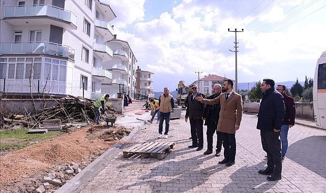 Yeniceköy’de Yol Kaplama Ve Tretuvar Çalışmaları Sürüyor