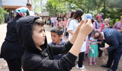 Adana’da bayram harçlığı kuyruğu! 400 çocuk sevindi