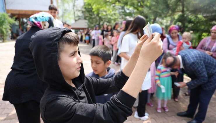 Adana’da bayram harçlığı kuyruğu! 400 çocuk sevindi