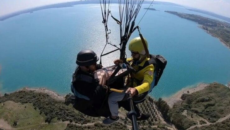 Adana’da iki pilot, yamaç paraşütüyle gökyüzünde tavla oynadı