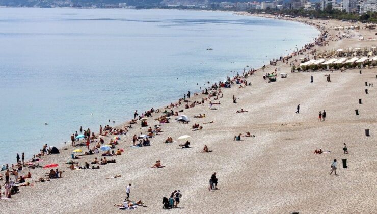 Antalya’ya turist akını! Konyaaltı Sahili’nde ‘bayram tatili’ yoğunluğu başladı