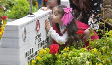 Bayramda şehitlikler unutulmadı: Kimisi dua etti kimisi şeker bıraktı