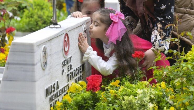 Bayramda şehitlikler unutulmadı: Kimisi dua etti kimisi şeker bıraktı