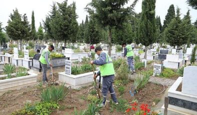 Burhaniye Belediyesi, yaklaşan Ramazan Bayramı dolayısıyla ilçede bulunan tüm mezarlıklarda bakım ve düzenleme çalışmalarında sona geldi