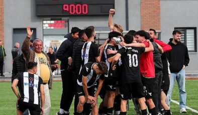 Burhaniye Belediyespor U-18 Futbol Takımı, Balıkesir İl Şampiyonası’nda gösterdiği başarılı sonuçlarla üst üste 2. kez Türkiye Şampiyonası’na katılma hakkı kazandı