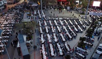 Burhaniyeliler, Kadir Gecesi’nde her yıl olduğu gibi bu yıl da Cumhuriyet Meydanı’nda iftarda buluştu