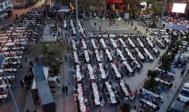 Burhaniyeliler, Kadir Gecesi’nde her yıl olduğu gibi bu yıl da Cumhuriyet Meydanı’nda iftarda buluştu