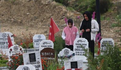 Deprem bölgesinde hayatını kaybedenler unutulmadı: Mezarlıklar ziyaret edildi