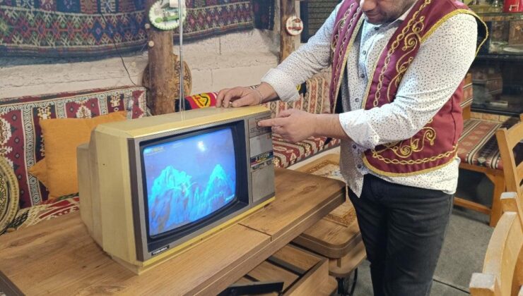 Eskişehir’de 70 yıllık televizyon ve radyoyu dükkanında saklıyor