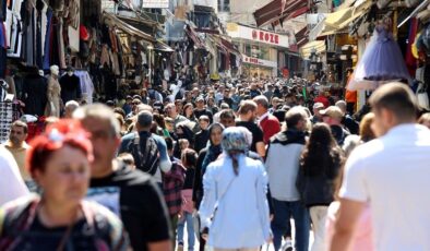 İstanbul’da arefe yoğunluğu! Alışveriş için Eminönü’ne akın ettiler