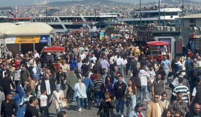 İstanbul’da kalanlar Taksim’e akın etti! Adım atacak yer kalmadı