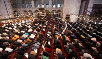 İstanbul’da Ramazan ayının son cuması kılındı