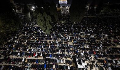 Kadir Gecesi’ni Mescid-i Aksa’da ihya ettiler: 200 bin Müslüman saf tuttu