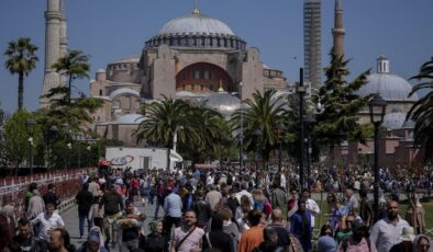 Kalabalıktan camilere girilemedi! Bayramda İstanbul’a gelenler tarihi yarımadada gezdi