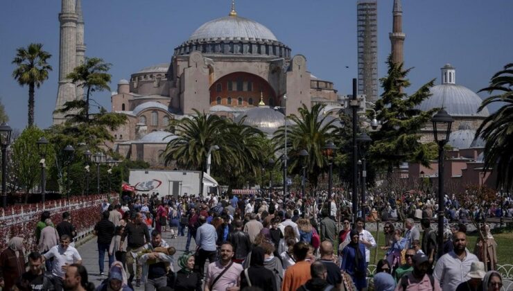 Kalabalıktan camilere girilemedi! Bayramda İstanbul’a gelenler tarihi yarımadada gezdi