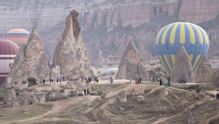 Kapadokya’da balon turlarına rüzgar engeli: Uçuşlar ertelendi