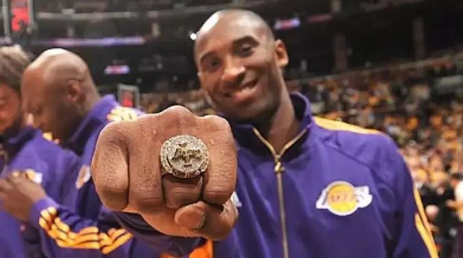 Kobe Bryant’ın şampiyonluk yüzüğü rekor fiyata satıldı