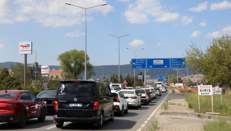 Muğla’da tatilcilerin araç kuyruğunun sonu görünmüyor