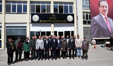 Sivas Belediyesi’nin girişinde bulunan tabela değiştirilerek T.C. ibaresi eklendi