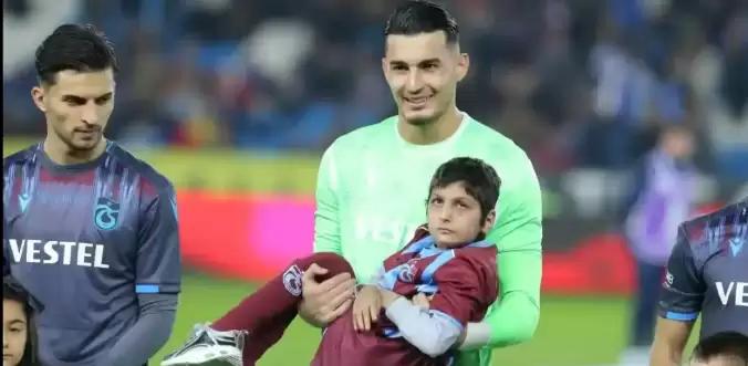 Trabzonspor’un forma tanıtımında yer alan lösemi hastası Hicran, hayatını kaybetti