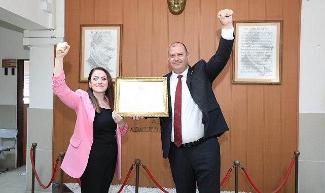 Yerel seçimlerde Menderes Belediye Başkanı seçilen İlkay Çiçek mazbatasını alarak görevine başladı