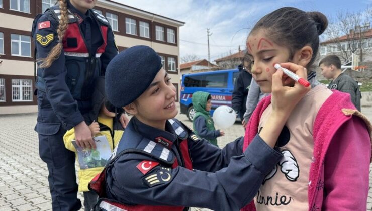 Yozgat’ta jandarma ekiplerinden çocuklara bayram sürprizi