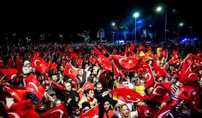 Aliağalılar Cumhuriyet Bayramı’nı Cumhuriyet Meydanı’nda Kutladı