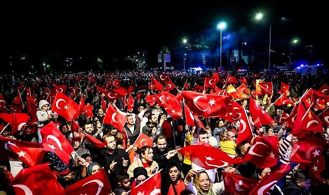 Aliağalılar Cumhuriyet Bayramı’nı Cumhuriyet Meydanı’nda Kutladı