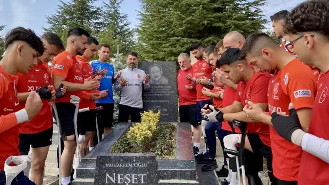 Ampute Milli Futbol Takımı, Neşet Ertaş’ın kabrini ziyaret etti