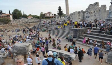 Apollon Tapınağı’nda 3 bin kişiyle ‘Toplu Tadım’ rekoru denemesi yapıldı